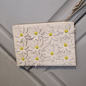 ❤SALE 2 FOR 30❤ Sondra Roberts Squared white wristlet daisies